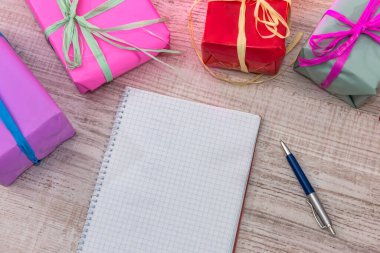 Açık not defterli renkli hediye kutuları. Yeni yıl planlaması. Yeni başlangıç