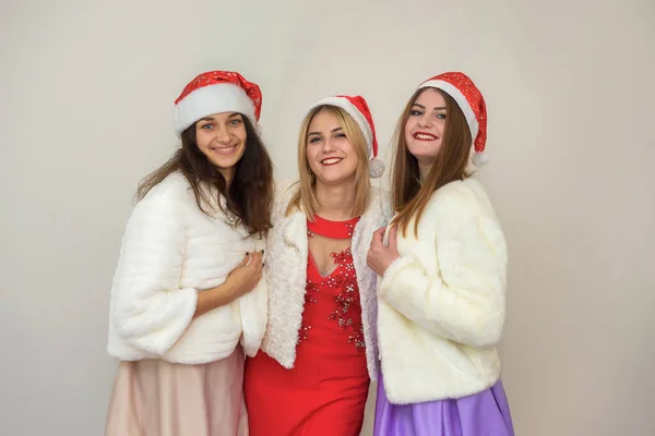 Amigos Felices Fiesta Año Nuevo Celebrando Tres Mujeres Elegantes Vestidos —  Fotos de Stock
