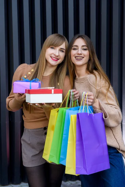 Vánoční Nákupy Dvě Šťastné Ženy Barevnými Dárkové Tašky Pózovat Nakupování — Stock fotografie