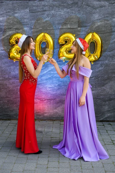 Ευτυχισμένα Κορίτσια Σαμπάνια Και Χρυσά Μπαλόνια Αέρα Κομψά Φορέματα Βράδυ — Φωτογραφία Αρχείου