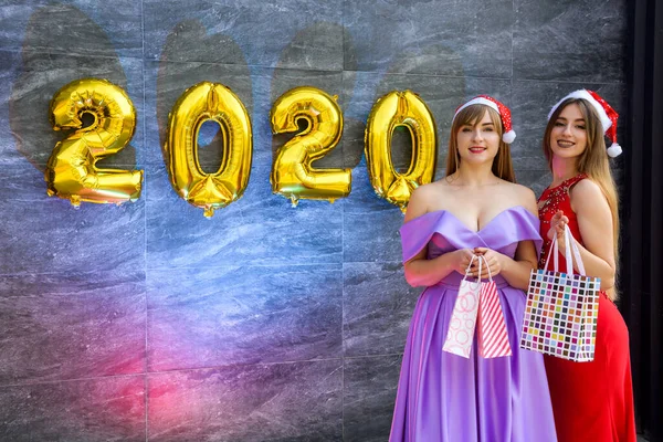 Δύο Αδελφές Κομψά Φορέματα Δώρα Ποζάρουν Χρυσά Αερόστατα 2020 Αφηρημένο — Φωτογραφία Αρχείου
