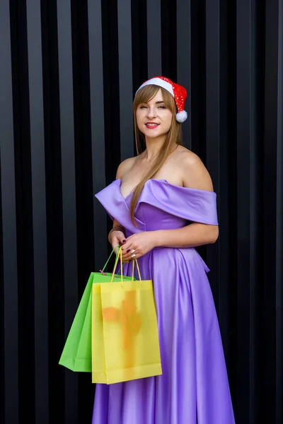 Święto Nowego Roku Szczęśliwa Kobieta Sukni Wieczorowej Mody Prezentem Kolorowe — Zdjęcie stockowe