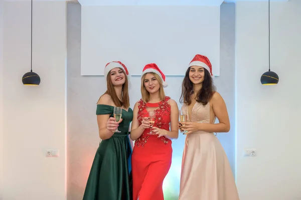 Radosne Trzy Kobiety Kieliszkach Szampana Pozujące Imprezie Nowy Rok Obchody — Zdjęcie stockowe