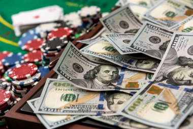 Kumarhanede kazanırsın. Poker masasında fiş ve kartlarla dolu bir çanta.