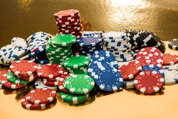 Pilhas Fichas Poker Isoladas Fundo Dourado Casino — Fotografia de Stock