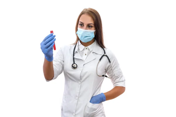 Attraktive Frau Medizinischer Uniform Und Schutzmaske Mit Rotem Reagenzglas Auf — Stockfoto