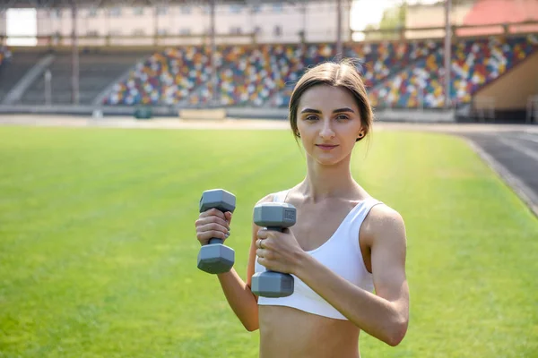 Schlanke Frau Macht Morgengymnastik Mit Kurzhanteln Freien Sie Posiert Sportkleidung — Stockfoto