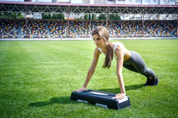 スポーツとフィットネスのコンセプト 緑の草の上で外で演習を行う女性 — ストック写真