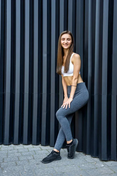 Mujer Deportiva Muy Delgada Posando Aire Libre Sobre Fondo Abstracto —  Fotos de Stock