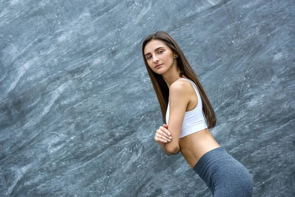 Mujer Joven Deportiva Posando Paisaje Urbano Muy Guapa Delgada —  Fotos de Stock