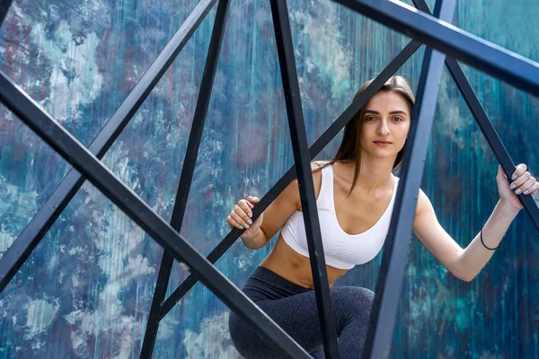 Giovane Donna Sportiva Posa Sul Paesaggio Urbano Molto Carina Magra — Foto Stock