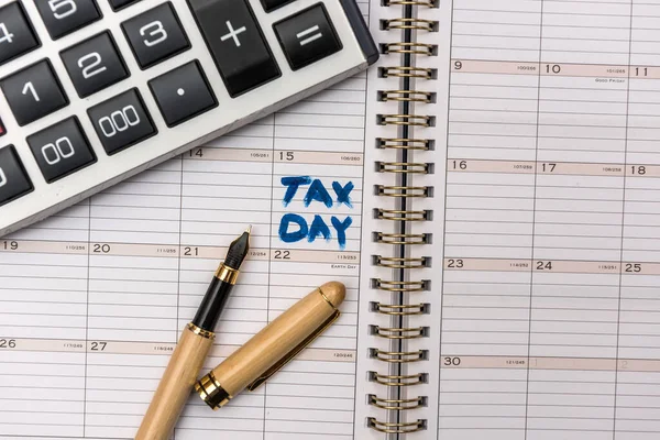 Testo Tax Day Sul Blocco Note Concetto Fiscale — Foto Stock