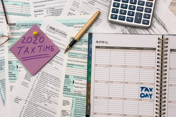 2020 Empresa Fiscal Adesivos Coloridos Com Lembrete 1040 Formulário Imposto — Fotografia de Stock