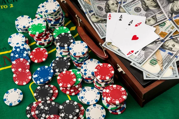 Σούπερ Καζίνο Κερδίζει Μια Θήκη Γεμάτη Δολάρια Μάρκες Πόκερ Για — Φωτογραφία Αρχείου