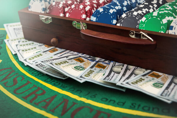 полный ящик фишек для покера с долларами на игровом столе. покер
.