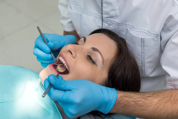 Dentista Que Compara Color Los Dientes Del Paciente Con Muestreador — Foto de Stock