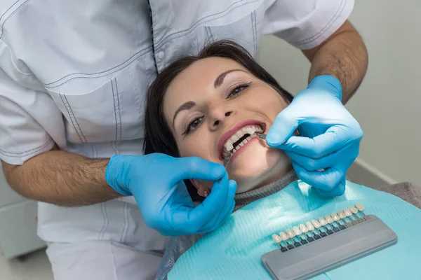 Dentista Comparando Dentes Pacientes Com Amostrador Coroa — Fotografia de Stock