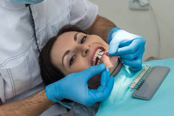 Стоматолог Руки Образцами Зубов Сравнению Пациентом — стоковое фото