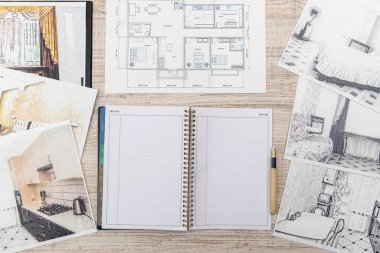 Klasik oda çiziminin tamamlanmamış taslağı, boş not defteri, masadaki renk araçları