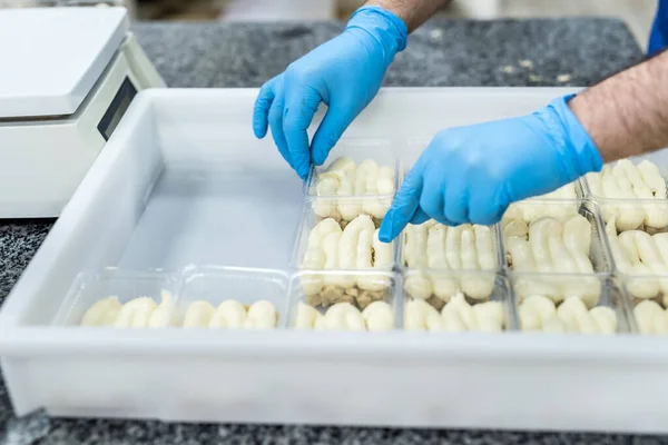 Şekerci Elleri Plastik Paketin Içindeki Tatlılar Dondurmak Için Koyuyor Endüstriyel — Stok fotoğraf