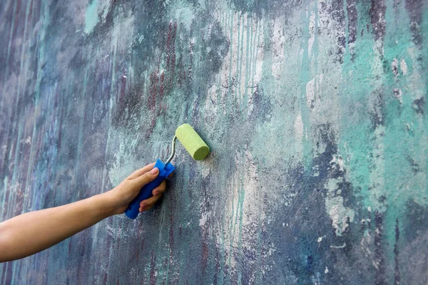 Trabajador Pared Pintura Mono Con Rodillo Color Verde Cerca — Foto de Stock