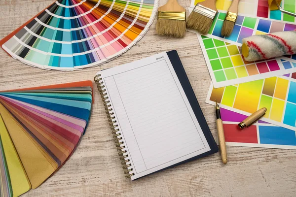 Färgpalett Med Målningsverktyg Och Tom Anteckningsblock För Design — Stockfoto