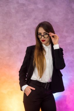 Çekici bir iş kadını özgün gözlüklerle soyut bir özgeçmiş gösteriyor.