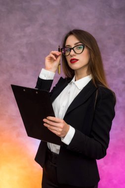 Not panosuyla güzel bir kadın kalemle kontrat imzalıyor.