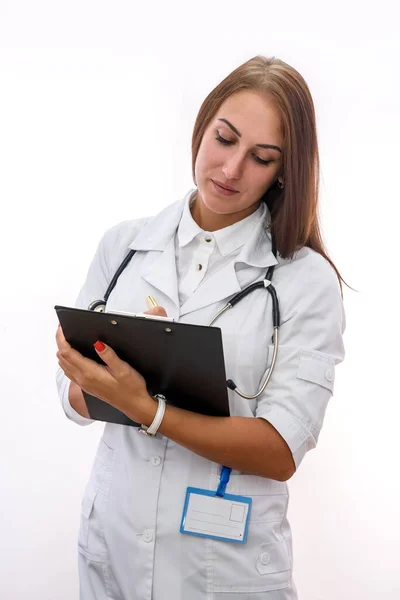 クリップボード付きの医者 白い上に隔離された医療制服を保持クリップボードで美しい女性 — ストック写真