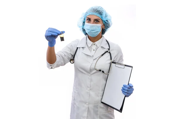 Frau Arztuniform Hält Ampullen Mit Medikamenten Auf Weißem Hintergrund — Stockfoto