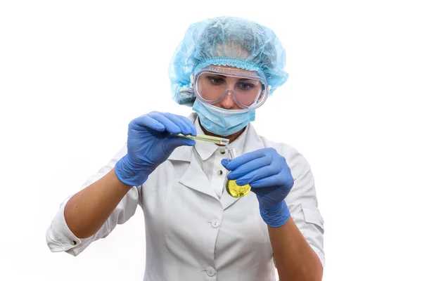 女性の化学者は フラスコに試験管から物質を注ぐ 化学者による科学実験 — ストック写真