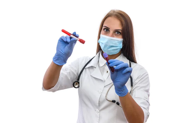 Aantrekkelijke Vrouw Medisch Uniform Beschermend Masker Met Rode Reageerbuis Geïsoleerd — Stockfoto