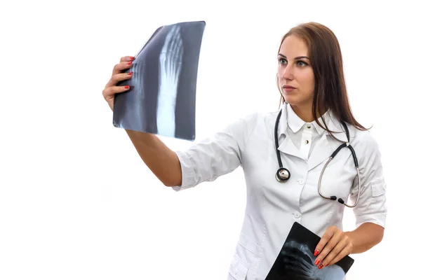 Doctor Examinando Rayos Hermosa Mujer Con Abrigo Médico Con Radiografía — Foto de Stock