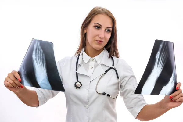 Lekarz Badający Rentgen Piękna Kobieta Płaszczu Medycznym Prześwietleniem Pacjenta Białym — Zdjęcie stockowe