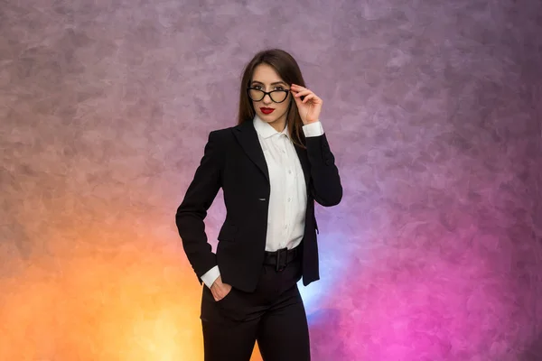 Mulher Negócios Atraente Gesticulando Fundo Abstrato Óculos Originais — Fotografia de Stock