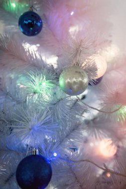 Yeni yıl arkaplanı - Noel ağacı süslenmiş, yakın plan..