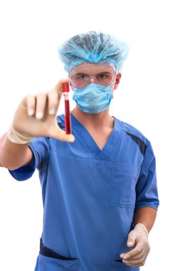 Beyaz üniformalı test tüplü kimyager. Gözlüklü, maskeli ve eldivenli genç adam.