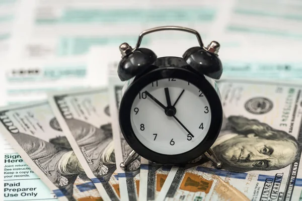 Dollars Américains Avec Horloge Sur Formulaire Impôt Individuel — Photo