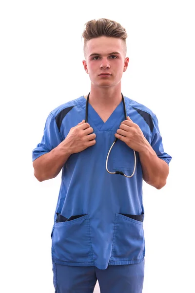 若いとスマート医師で医療制服とともに聴診器ポーズ孤立した上に白 — ストック写真