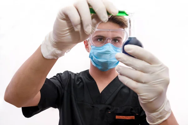 Químico Laboratorio Con Tubo Ensayo Examinándolo Aislado Sobre Fondo Blanco — Foto de Stock