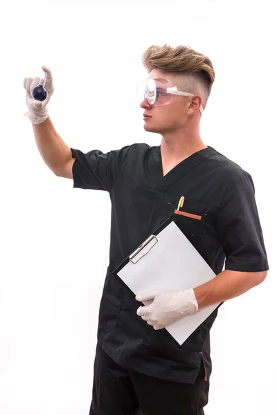 実験室でフラスコを作るハンサムな男の化学者 — ストック写真