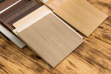 Ahşap renkli kumaş konut projesi için ahşap malzeme seçiyor. Mimarlık ve inşaat