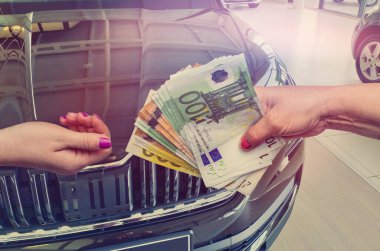 Müşteri hayalleri için euro banknotları öder - yeni bir araba.