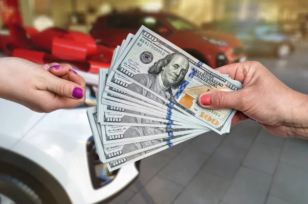 Müşteri Bize Satılık Yeni Araba Kiralamak Için Para Veriyor — Stok fotoğraf