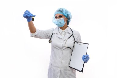 Koruyucu üniformalı kadın elinde beyaz ampuller tutuyor.