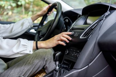 Direksiyonda bir kadın eli var. Kadın sürücü, iç mekan.