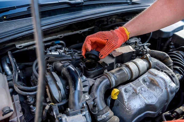 Hände Schutzhandschuhen Mit Automotor Nahaufnahme Kfz Reparaturkonzept — Stockfoto