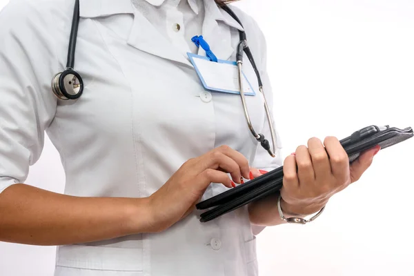 Doutor Com Prancheta Mulher Bonita Uniforme Médico Segurando Prancheta Isolada — Fotografia de Stock