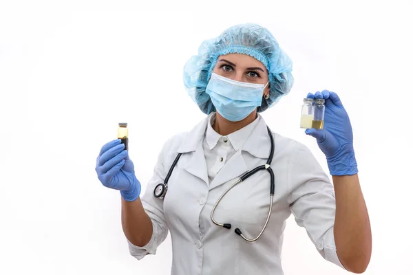 Frau Arztuniform Hält Ampullen Mit Medikamenten Auf Weißem Hintergrund — Stockfoto