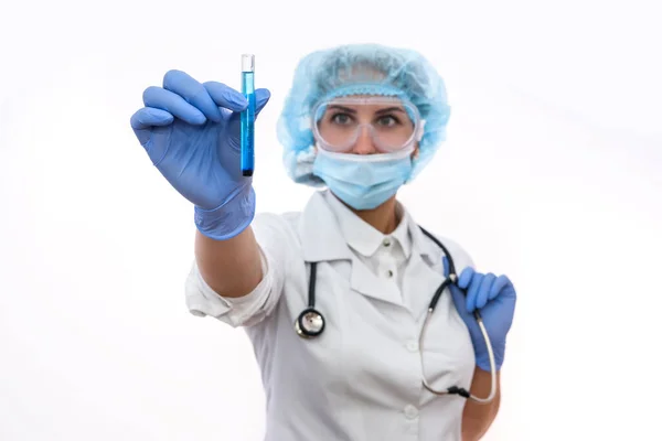 Chemiker Schutzuniform Reagenzglas Mit Blauer Ampullensubstanz Auf Weiß Isoliert Wissenschaftlerin — Stockfoto